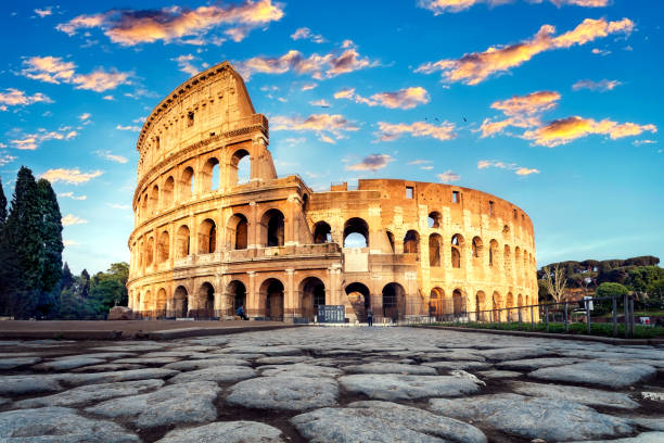coucher de soleil et colisée à rome, italie - caesars palace las vegas photos et images de collection