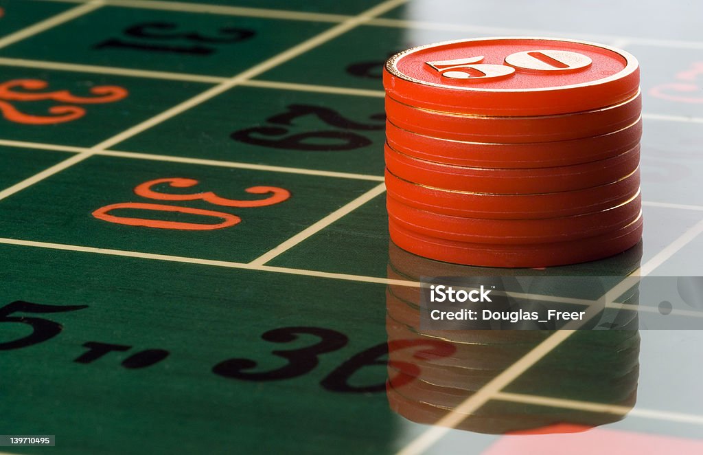 Des jetons de casino sur une table de roulette - Photo de Table de roulette libre de droits