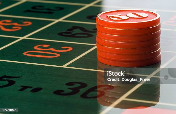 Photo libre de droit de Des Jetons De Casino Sur Une Table De Roulette banque d'images et plus d'images libres de droit de Table de roulette - Table de roulette, Couleur noire, Divertissement - Plaisir