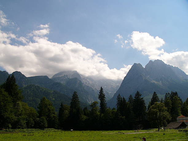 alpi con zugspitze - wetterstein mountains summer hut european alps foto e immagini stock