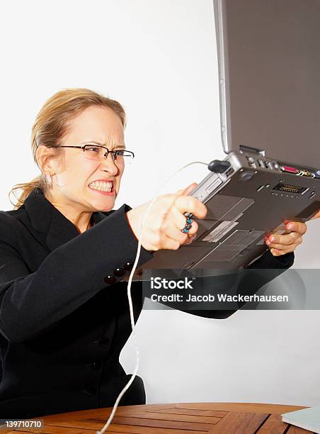 Error De Ordenador Y Una Muy Enfadado Mujeres Foto de stock y más banco de imágenes de 20 a 29 años - 20 a 29 años, 20-24 años, Adulto