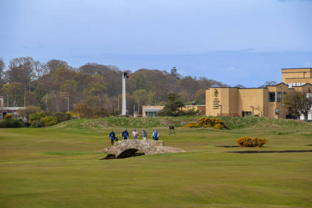 swilken bridge à the old course à st andrews - open photos et images de collection