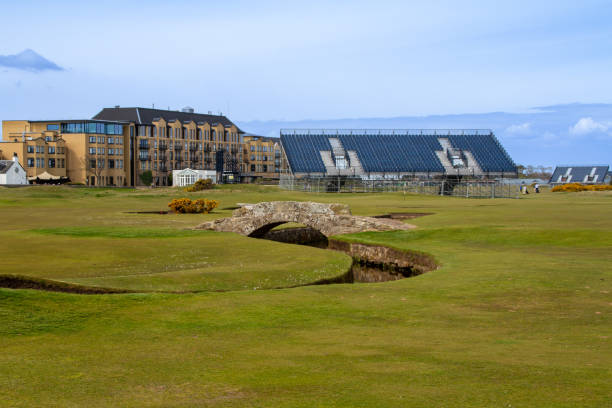 swilken bridge al the old course di st andrews - open foto e immagini stock