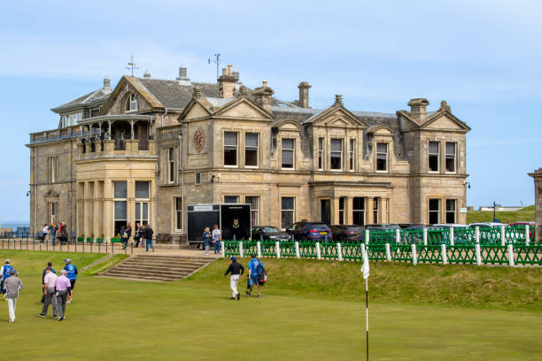 le vieux parcours à st andrews (grand old lady) - open photos et images de collection