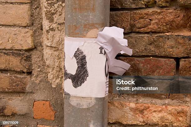 Rasgado De Papel Foto de stock y más banco de imágenes de Bolardo - Bolardo, Calle, Calle principal - Calle