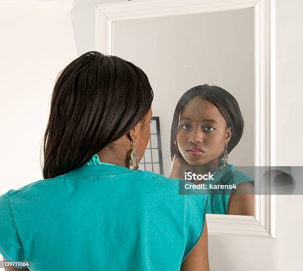 Schöne Mädchen Auf Der Suche In Spiegel Stockfoto und mehr Bilder von Betrachtung - Betrachtung, Spiegel, Spiegelung
