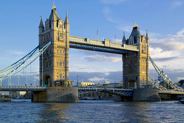 tower bridge, londra, sera, cielo blu chiaro - victorian style england architectural styles passenger craft foto e immagini stock