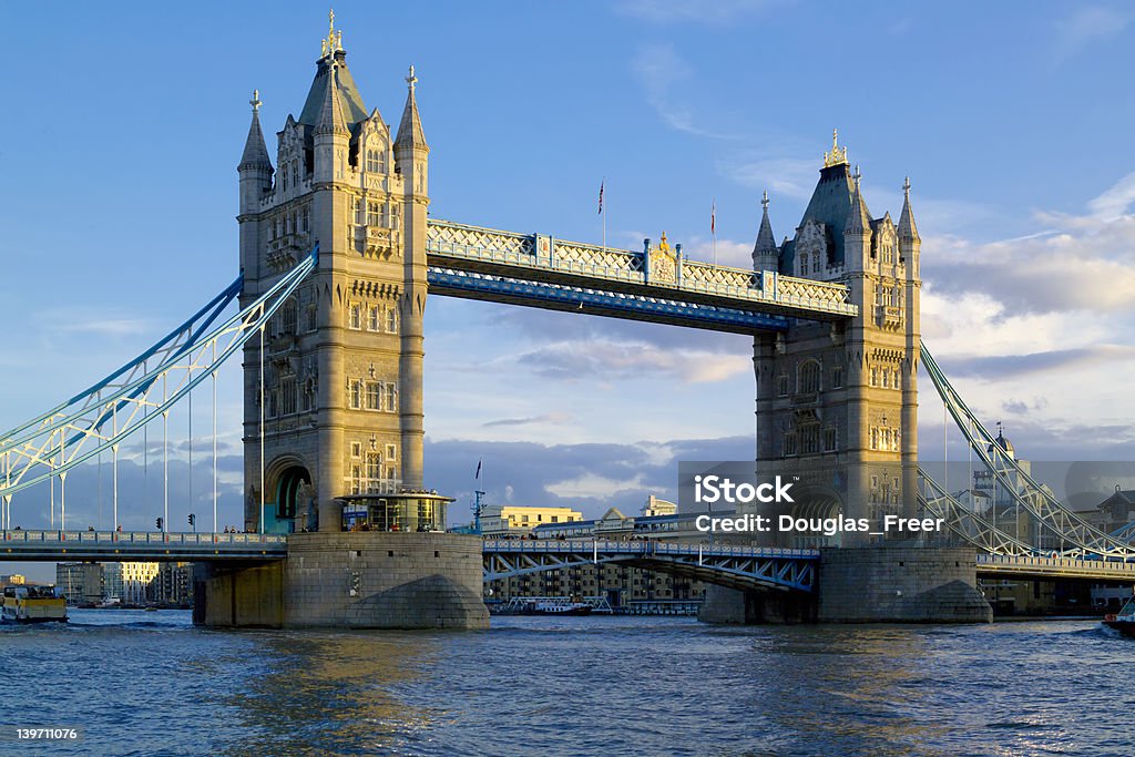 Ponte da Torre de Londres à noite luz, céu azul - Royalty-free Anoitecer Foto de stock