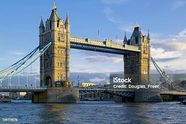 Тауэрский Мост В Лондоне Вечерние Легкие Небесноголубой — стоковые фотографии и другие картинки Англия