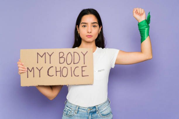 Feminist woman in favor of abortion My body my choice message. Pro choice young woman asking to legalize abortion during a feminist protest reproductive rights stock pictures, royalty-free photos & images