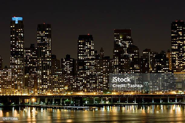 Mahnattan East Side Foto de stock y más banco de imágenes de Noche - Noche, Paisaje urbano, Agua