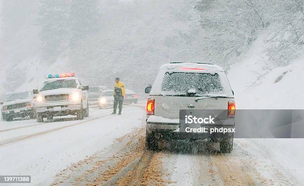 Mountain Road Im Schnee Sturm Stockfoto und mehr Bilder von Polizei - Polizei, Schnee, Berg