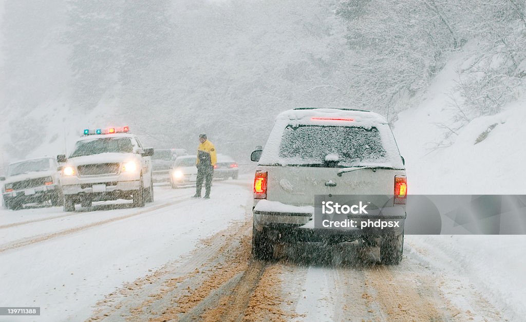 Estrada de montanha em uma tempestade de neve - Foto de stock de Força Policial royalty-free