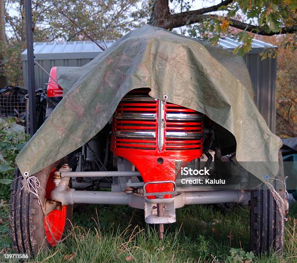 Coberto Tractor - Fotografias de stock e mais imagens de Lona - Objeto manufaturado - Lona - Objeto manufaturado, Cobrir, Maquinaria de Agricultura