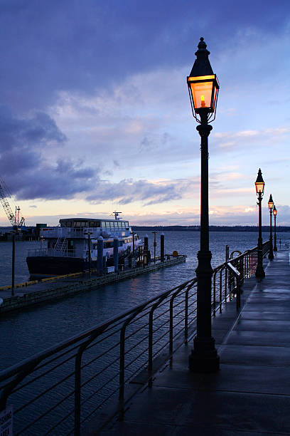 lamppost beleuchtung am dock - sea passage audio stock-fotos und bilder