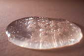 ein-tropfen-serum-mit-blasen-auf-beigem-hintergrund.jpg?b=1&s=170x170&k=20&c=JXxKo-j-RoE8UMIXew3eqxiuDLIesmw43xRtFBbaPRI=