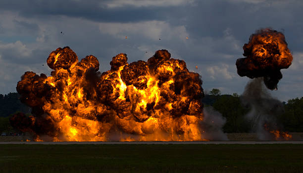 bombardamento di corsa - napalm foto e immagini stock