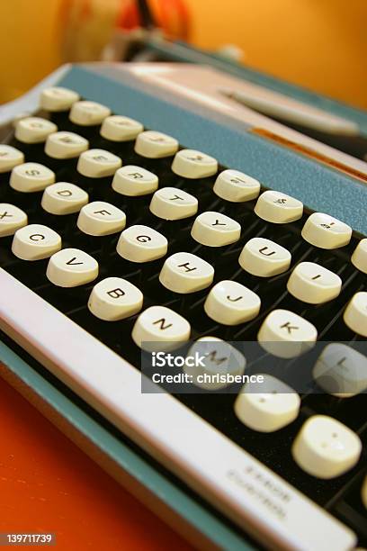 70 Máquina De Escrever Velha - Fotografias de stock e mais imagens de 1970-1979 - 1970-1979, 60-64 anos, 60-69 Anos