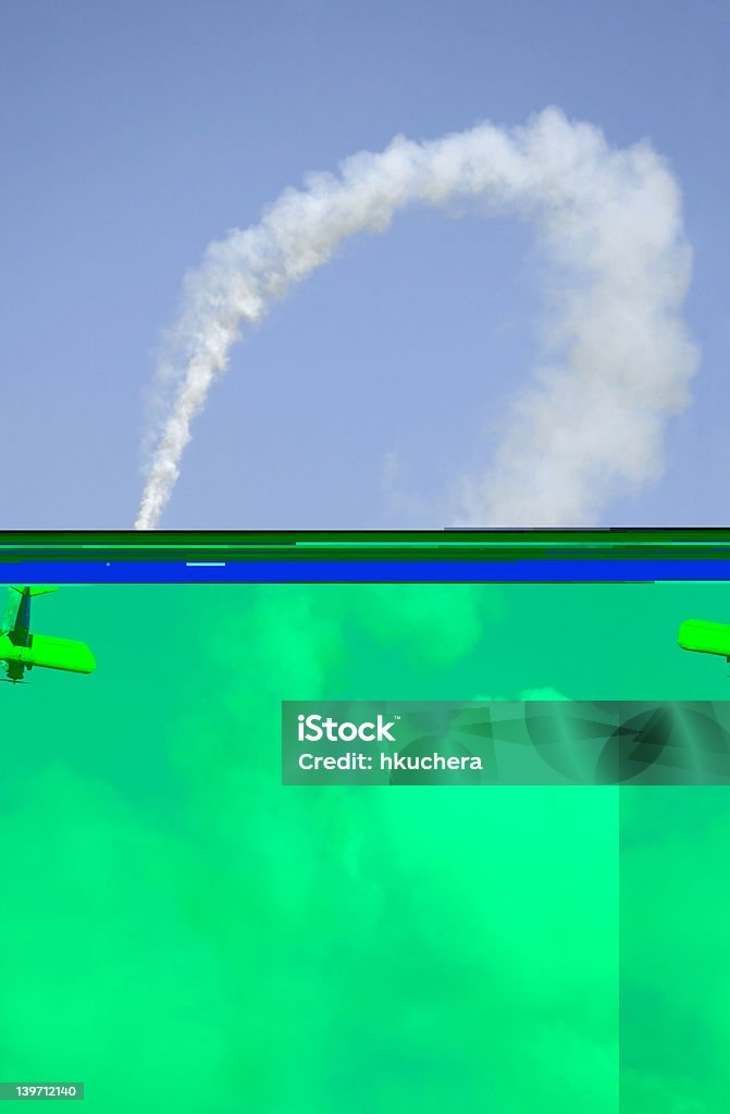 Bi-avião e curva Rasto de Fumo - Royalty-free Acrobacia aérea Foto de stock
