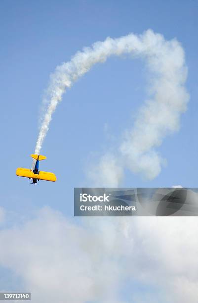 Biavião E Curva Rasto De Fumo - Fotografias de stock e mais imagens de Acrobacia aérea - Acrobacia aérea, Avião Biplano, Espetáculo Aéreo