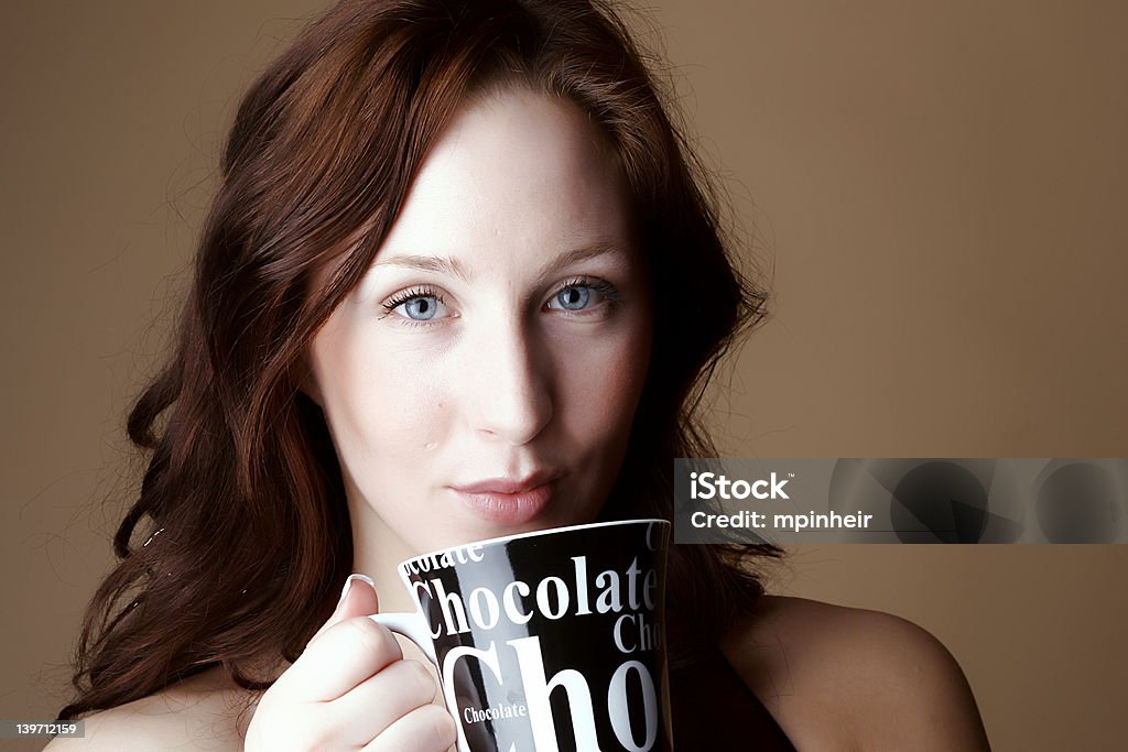 Pelo rojo mujer sosteniendo una taza de chocolate caliente - Foto de stock de Adulto libre de derechos