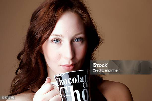 Pelo Rojo Mujer Sosteniendo Una Taza De Chocolate Caliente Foto de stock y más banco de imágenes de Adulto