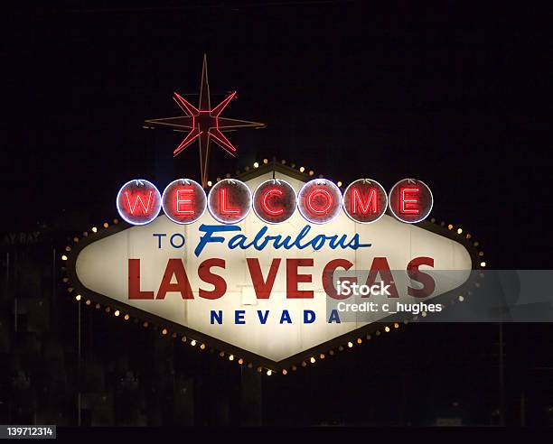 Berühmten Vegas Schild Bei Nacht Stockfoto und mehr Bilder von Beleuchtet - Beleuchtet, Chance, Cool und Lässig