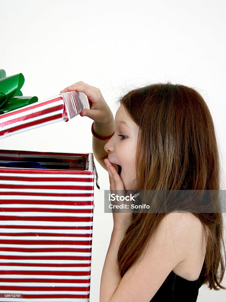 Enfant regardant dans un coffret-cadeau - Photo de Blanc libre de droits