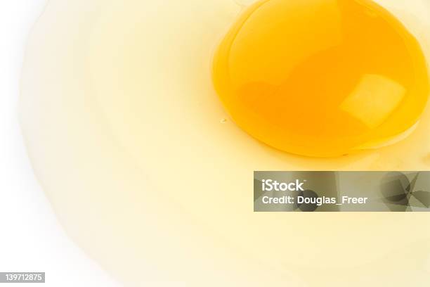 Foto de Raw Ovos e mais fotos de stock de Alimentação Saudável - Alimentação Saudável, Amarelo, Branco