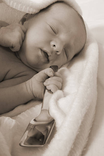 ребенок, родившийся с серебряной ложкой в ее рту - silver spoon in mouth стоковые фото и изображения