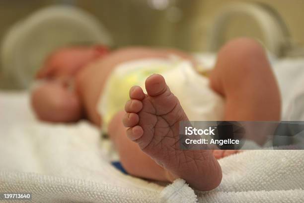 Foto de Novo Nascido Pés De Bebê e mais fotos de stock de Amor - Amor, Bebê, Criança