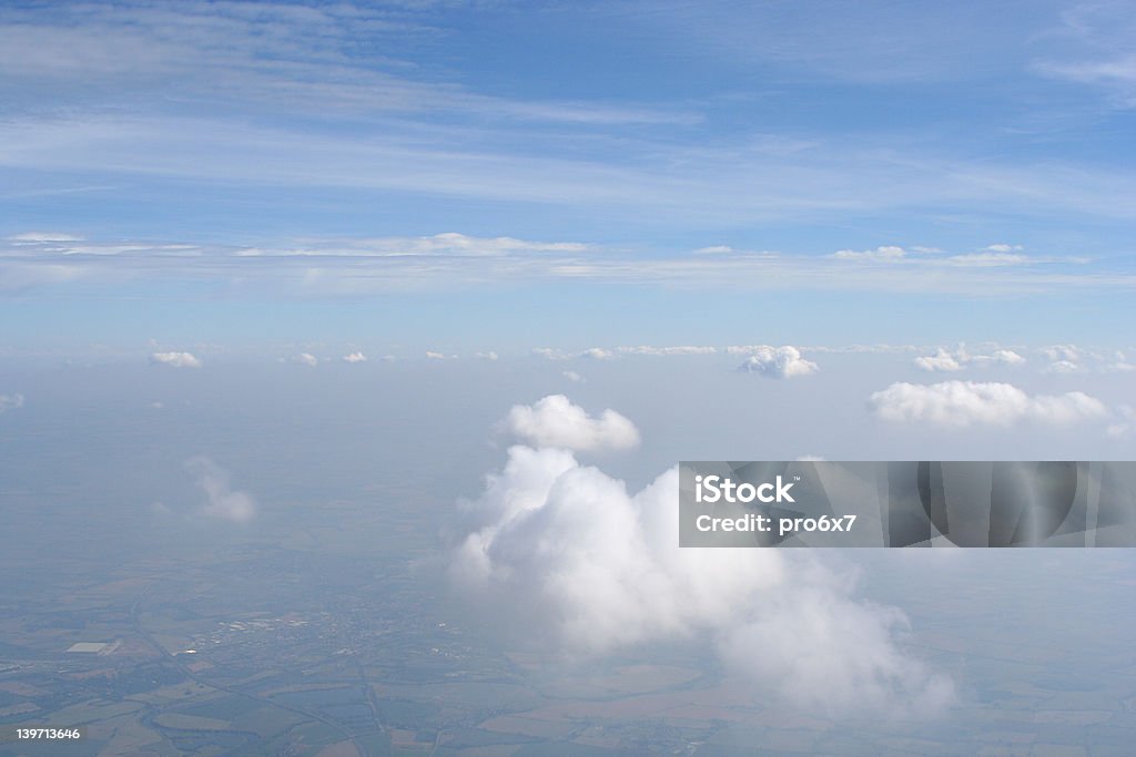 Антенна над облаками - Стоковые фото Англия роялти-фри