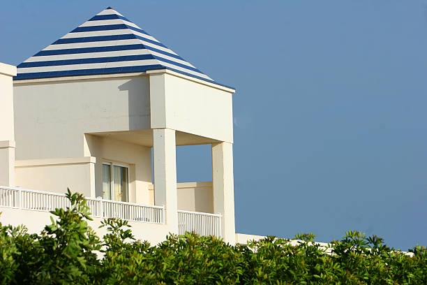 Casa blanca con rayas en el último piso - foto de stock