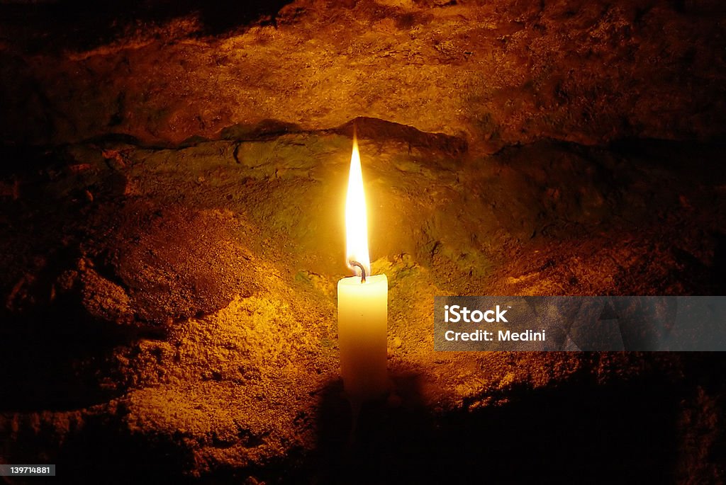 Vela de natal em uma caverna - Royalty-free Advento Foto de stock