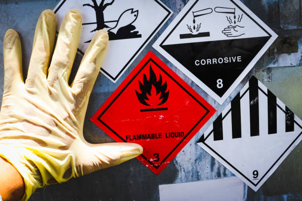símbolo de advertencia de peligro químico en el contenedor de productos químicos - inflamable fotografías e imágenes de stock