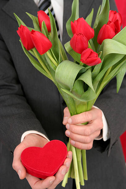 남자 쥠 하트 모양 박스, 꽃 - heart shape business valentines day businessman 뉴스 사진 이미지
