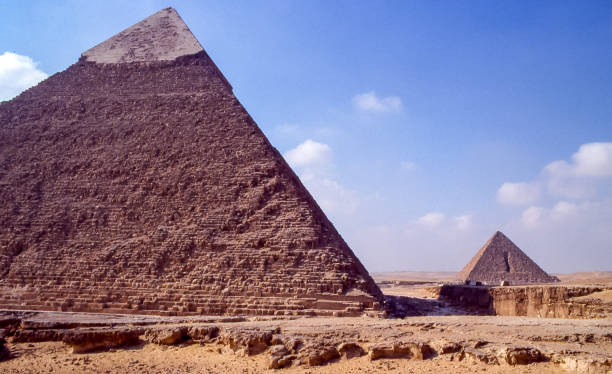 piramidy chefren i z tyłu menkaure - chefren zdjęcia i obrazy z banku zdjęć