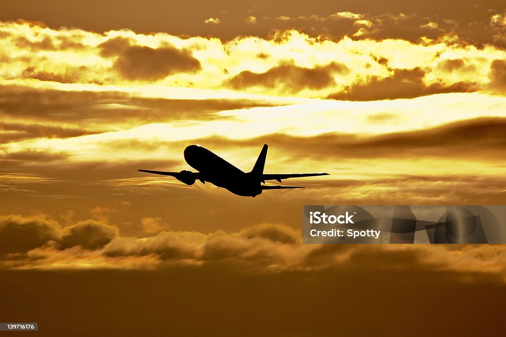 Decollo al tramonto - Foto stock royalty-free di Aereo di linea