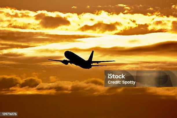 Decollo Al Tramonto - Fotografie stock e altre immagini di Aereo di linea - Aereo di linea, Aeroplano, Affari