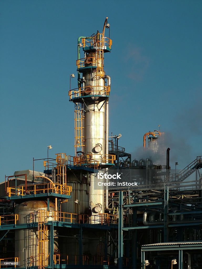 Нефтехимическая Башня - Стоковые фото Башня роялти-фри