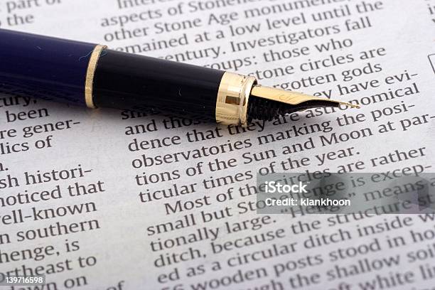 펜을 뉴스페이퍼 낱말에 대한 스톡 사진 및 기타 이미지 - 낱말, 개념, 개념과 주제