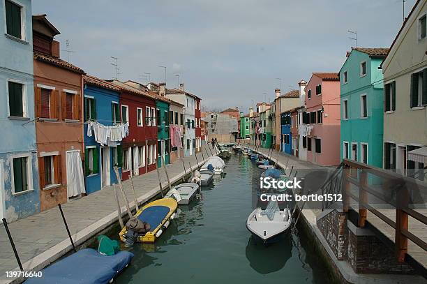 Photo libre de droit de Maisons Colorées En Italie banque d'images et plus d'images libres de droit de Bras de mer - Mer - Bras de mer - Mer, Burano, Canal - Eau vive