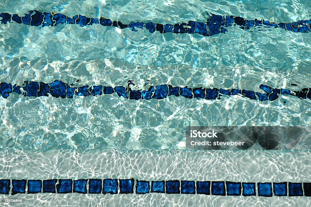 Шаги в плавательный бассейн - Стоковые фото Бассейн роялти-фри