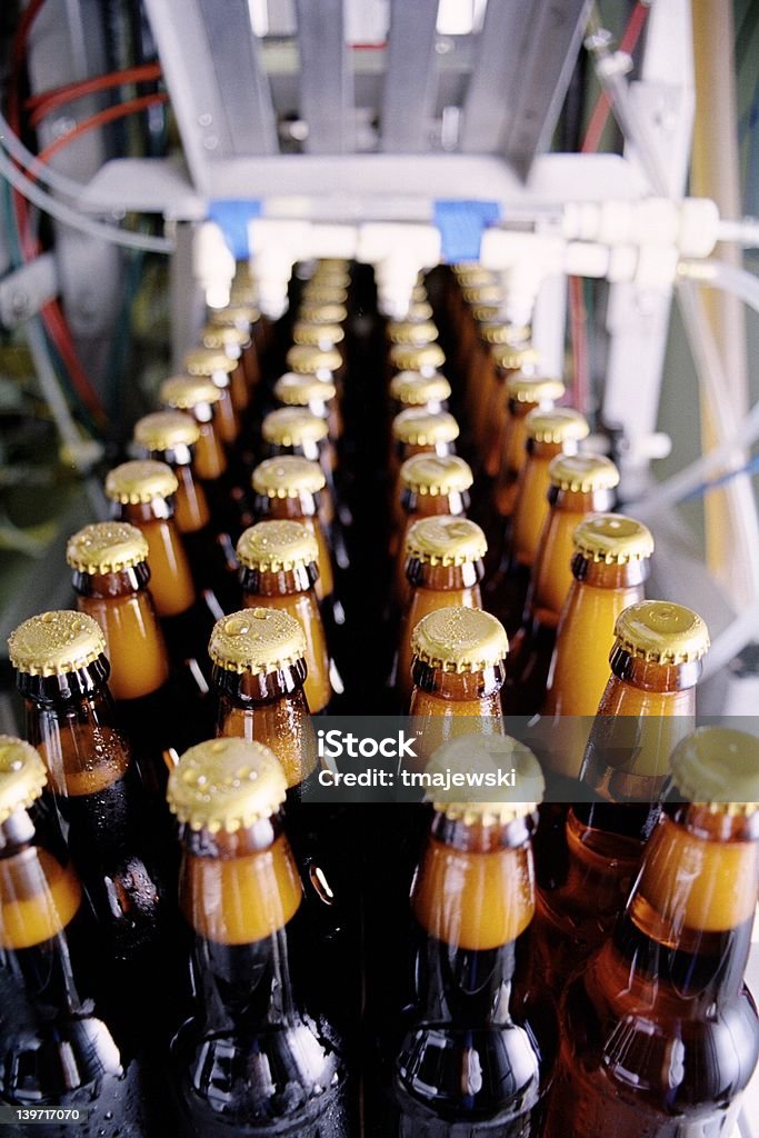 Na hora e cerveja em garrafa - Foto de stock de Brinquedo de Corda royalty-free