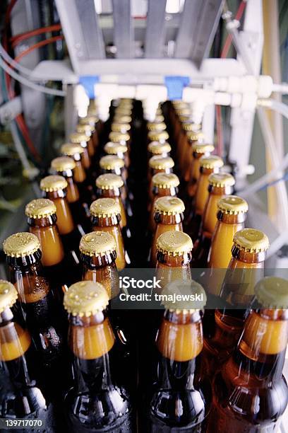 Свежие Бутылка Пива — стоковые фотографии и другие картинки Machinery - Machinery, Без людей, Бутылка