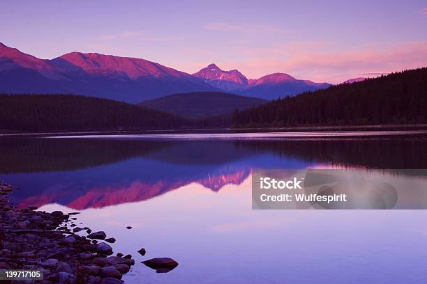 Пурпурный Утро — стоковые фотографии и другие картинки Альберта - Альберта, Без людей, Берег озера