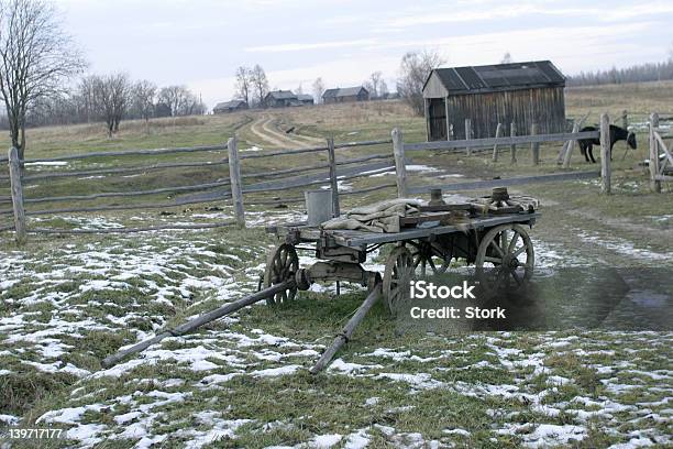 Carro In Legno - Fotografie stock e altre immagini di Ambientazione esterna - Ambientazione esterna, Andare giù, Arrugginito