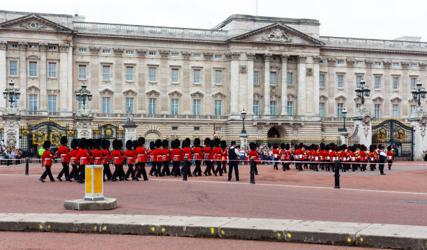 mudança da cerimônia da guarda com uma parte de um regimento substituindo outro em épocas definidas do ano - palace buckingham palace london england england - fotografias e filmes do acervo