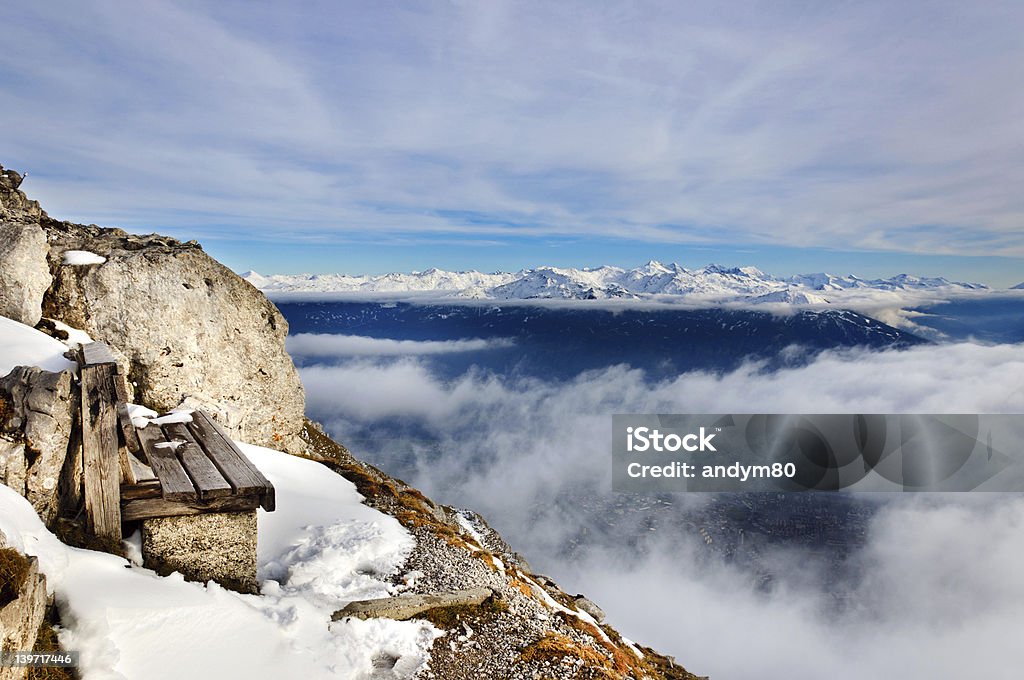 Banco localizado na borda da montanha - Foto de stock de Alpes europeus royalty-free