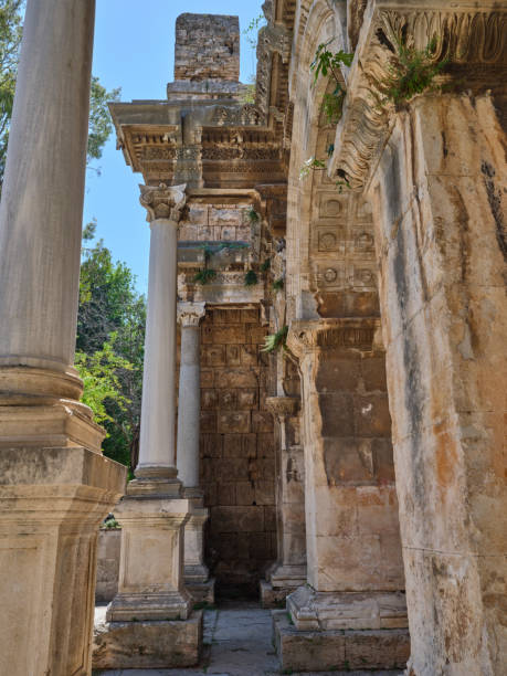 historisches stadttor aus griechischer und römischer zeit - roman antalya turkey restoring stock-fotos und bilder